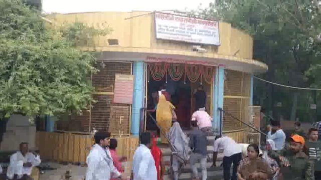 श्री राधारानी मानसरोवर के दर्शन करने को उमड़ी हजारों श्रध्दालु भक्तों की भीड़, मंदिर के मुख्य मार्ग पर बने जाम के हालात।