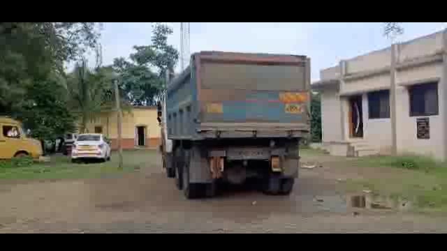 तहसीलदारांनी अवैध वाळूचा वाहतूक करणारा टिप्पर पकडला मात्र कारवाई झाली नसल्याने चर्चांना उधाण