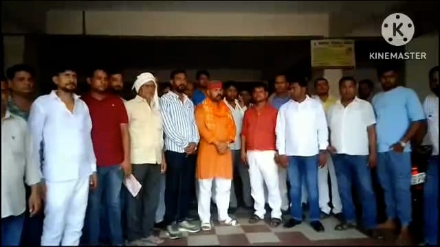 मोहम्मदपुर फरिहा रोड पर प्रशासन की मिली भगत से टोल कर्मचारियों ने लगाया लोहे का बैरियर फसी रही ऐम्बुलेंस