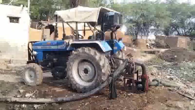 पानी गांव में ओवरफ्लो पोखर से पानी की निकासी कर रहे ट्रैक्टर को गांव के ही लोगों ने कराया बंद समस्या जस की तस