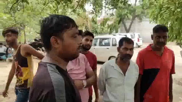 थाना हाईवे के नरहोली चौराहे के सभी मोपेड सवार दो को ट्रक ने मारी टक्कर एक की मौके पर मौत दूसरा अस्पताल में भर्ती