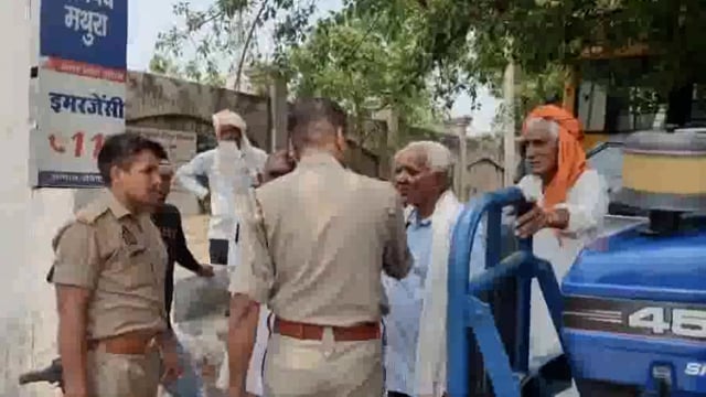 थाना हाईवे के गांव हकीमपुर में दबंगों ने युवक को मारी गोली पुलिस द्वारा कार्रवाई न होने पर ट्रैक्टर भरकर लोग पहुंचे थाने