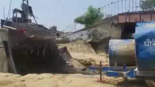 मोतिहारी के घोड़ासहन में निर्माणाधीन पुल हुआ ध्वस्त।