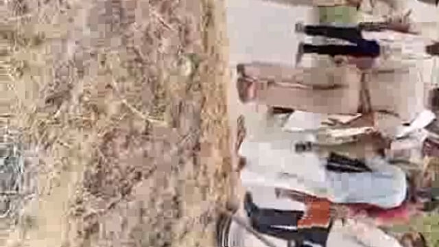 Firozabad Mein Ek Kisan ko Adhikari Ne dhamkaya marne ke liye Jaise hi Hath uthaya vaise hi Kisan ne bhi Hath uthakar ki Peet Diya se Samjha Diya police use Kisan ko Jeet Mein Bithakar Chali gai