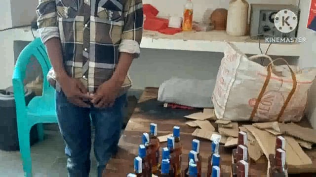 पुलिस ने 12.75 लीटर अंग्रेजी शराब के साथ एक बाइक सवार को किया गिरफ्तार