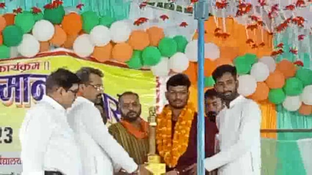 कुसौरा में IAS और IPS को समाज सेवी योगेश्वर सिंह ने किया समानित,कहा कि गांव सहित जनपद का नाम किया रौशन