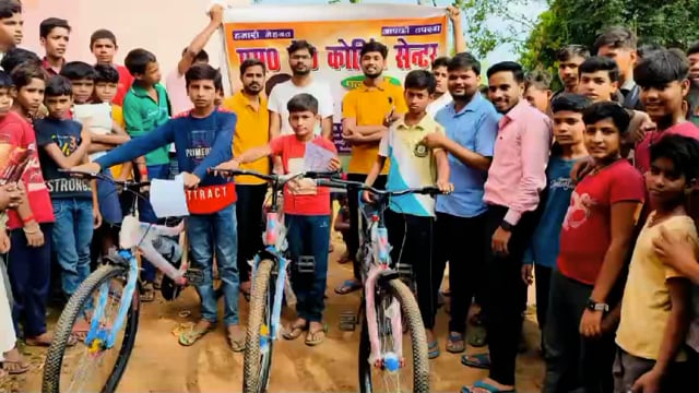 एम.के कोचिंग सेंटर पलनियॉ मे टेस्ट के दौरान अव्वल आये विद्यार्थीयों को दिए साईकिल 