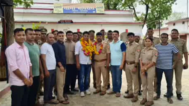 प्रतापगढ़ जिले के बाघराय थाना परिसर में नवागंतुक थाना प्रभारी ने पूर्व थानाध्यक्ष को माला पहनाकर किया विदा,