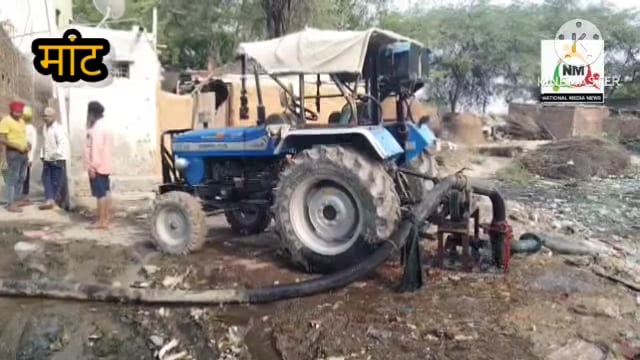 पानीगांव की ओवर फ्लो पोखर से पानी खींचते हुए टैक्टर व पंप सेट को गांव के ही व्यक्ति ने विरोध कर कराया बंद।