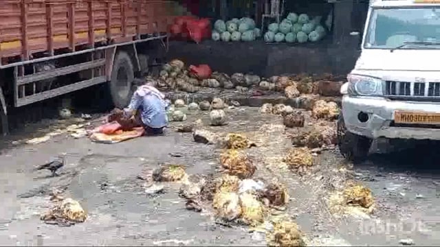नवी मुंबई फळ बाजारात घाणीचे साम्राज्य कुजलेली फळ भाज्या इतरत्र फेकल्यानंतर सर्वत्र दुर्गंधी एपीएमसी प्रशासनाचे दुर्लक्ष 
