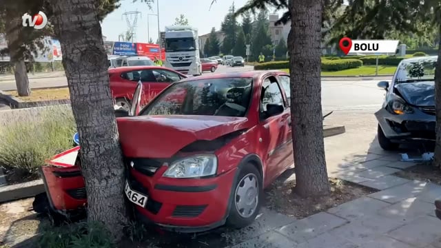 Kaza yapan iki otomobil ağaca çarparak durabildi: 2 yaralı