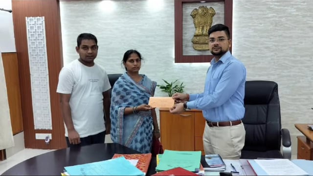 चुनाव डयूटी के दौरान मृत कर्मी के परिजन को जिला पदाधिकारी ने दी अनुग्रह अनुदान राशि