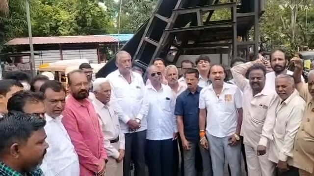 कोल्हापूर मध्ये आज रिक्षा व टॅक्सी चा अन्यायी 50/-रूपये दंड आकारणी रद्द साठी बंद करण्यात आला.