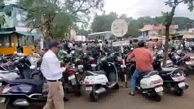 आज शिक्षा व टॅक्सी बंद मुळे प्रवाश्याचे हाल इतर वेळी रिक्षा ने प्रवास करणारे प्रवासी बस कडे आकर्षित झाले.