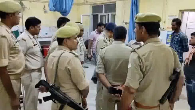 तेज रफ्तार ट्रैक्टर ट्राली अनैंत्रित होकर पलटी  ट्राली के नीचे दबे एक दर्जन से अधिक मजदूर गंभीर रूप से हुए घायल