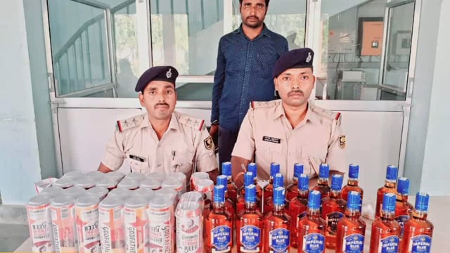 पुलिस ने 48 बोतल विदेशी शराब के साथ एक शराब तस्कर को किया गिरफ्तार