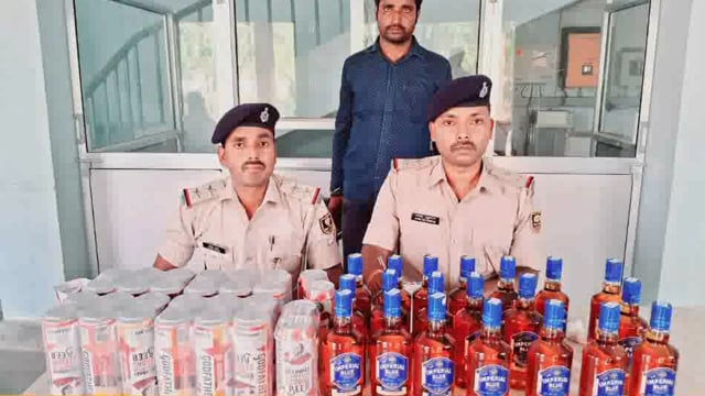 पुलिस ने 48 बोतल विदेशी शराब के साथ एक शराब तस्कर को किया गिरफ्तार