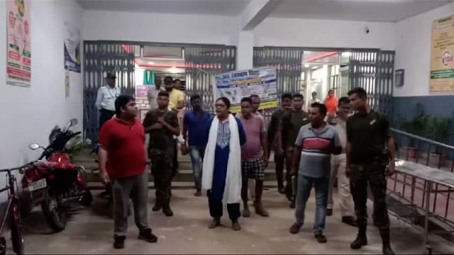 अनुमंडल पदाधिकारी ने समुदायिक स्वास्थ्य केंद्र बाराहाट का रात्रि में किया औचक निरीक्षण