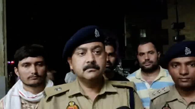 कलेक्शन एजेंट से लूट करने वाले बदमाशों से पुलिस की मुठभेड़, एक के पैर में लगी गोली 
एएसपी दुर्गेश सिंह की बाइट