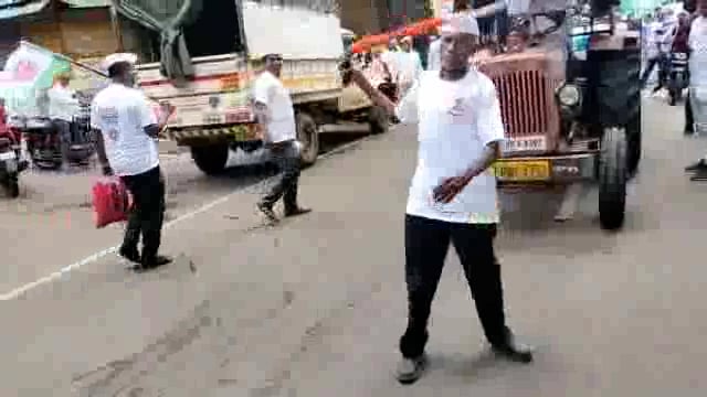 स्वाभिमानी संघटना के राजू शेट्टी की छत्रपती शाहू महाराज जयंती अवसर पर कैफियत पदयात्रा कागल से कोल्हापूर 