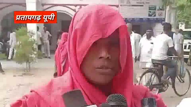 जबरन गरीब दलित महिला के भूमधरी जमीन में दबंगों ने मकान बनाने की नियत से खेत में चलाई जेसीबी