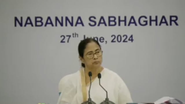 নবান্নের সভা ঘরে এদিন মুখ্যমন্ত্রী মমতা বন্দোপাধ্যায় হকারদের সঙ্গে বৈঠক করলেন।