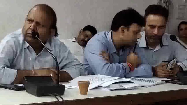 आगरा जिला अधिकारी भानु गोस्वामी जी की मीटिंग में वे खोफ होकर सोता हुआ दिखाई दिया सक्स सूत्रों से आई खबर