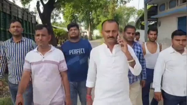 बदहाल सड़क का विधायक प्रतिनिधि ने किया निरीक्षण