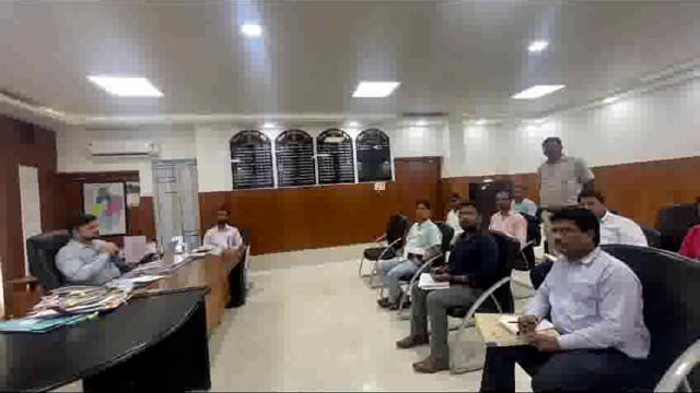 शिक्षा विभाग की समीक्षा बैठक, डेस्क बेंच की सूची करें तैयार;नीति आयोग डेस्क बेंच कराएंगे उपलब्ध: डीएम