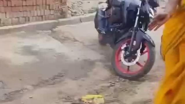 ब्रेकिंग 
अंबेडकरनगर।
अवैध असलहा लहराते हुए युवक की दूसरी बीडीओ हुई वायरल, बेवाना थाने में वांक्षित हैं युवक
बेवाना थाना क्षेत्र का निवासी हैं युवक अजय निषाद,इसके पूर्व भी युवक की पिटाई के दौरान असलहा लहराते वायरल हुई थी बीडीओ,