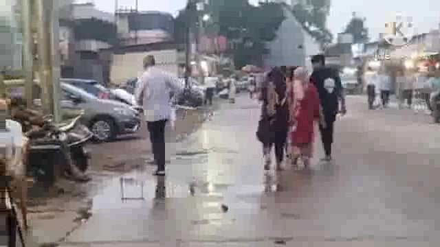 कुमार स्वामी का पुतला फूंक रही हिमांगी सखी के हाथों से स्वामी के अनुयायियों ने छुड़ाया पुतला, दोनों पक्षो में हुई झडप।