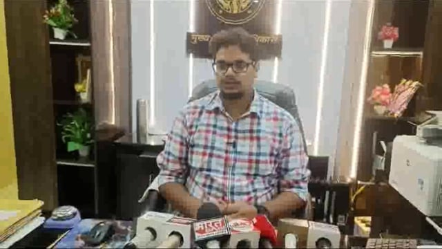 बलरामपुर:विकाश भवन में फैली गन्दगी,लगा कूड़े का अंबार,बियर के खाली कैन बता रहे हकीकत