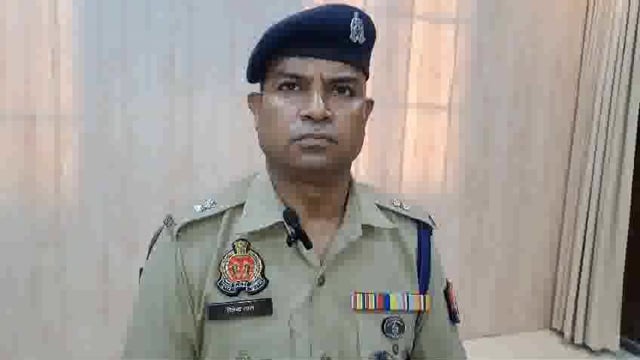  युवको द्वारा कार के बोनट पर रखे केक को तलवार से काटे जाने के सम्बन्ध में अपर पुलिस अधीक्षक 