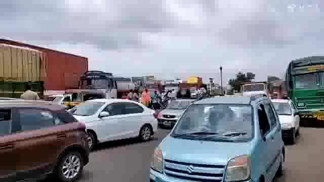 हिंदुत्ववादीच्या रास्ता रोको ने हायवेवर वाहतूकीची कोंडी ने लांबच लांब रांगा लागल्या होत्या.