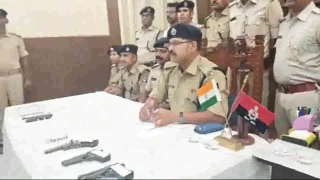मोतिहारी जिला परिषद सदस्य की हुई हत्या मामले में पुलिस ने दो अपराधियों को हथियार और कारतुस के साथ किया गिरफ्तार।