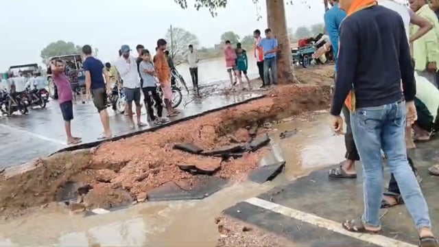 रुदावल:पहली ही बरसात ने उखाड़ी सड़क, कौन है जिम्मेदार आखिर किसने बनाई थी ये सड़क 