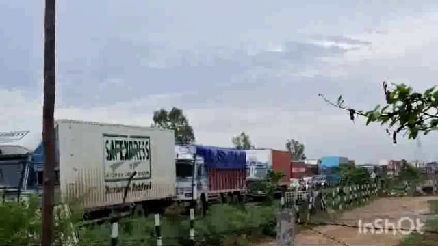 आगरा टू मथुरा नेशनल हाईवे पर बाद गांव से लेकर फरह तक काफी लंबा जाम सुबह से ही लगा