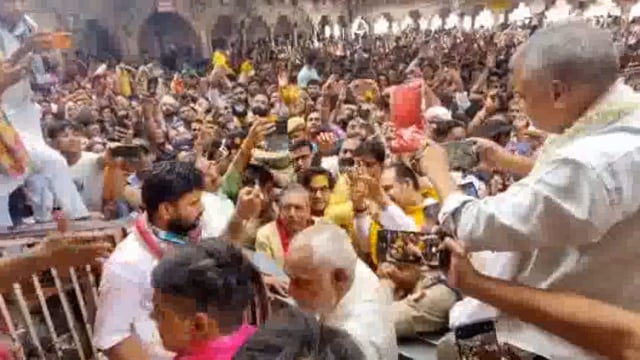 संतों की महा पंचायत के बाद बरसाने पहुंचे कथा प्रवक्ता प्रदीप मिश्रा ने ब्रजवासियों व संतों से मांगी माफी।