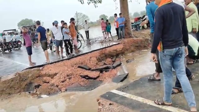 रुदावल:पहली ही बरसात ने उखाड़ी सड़क, कौन है जिम्मेदार आखिर किसने बनाई थी ये सड़क 