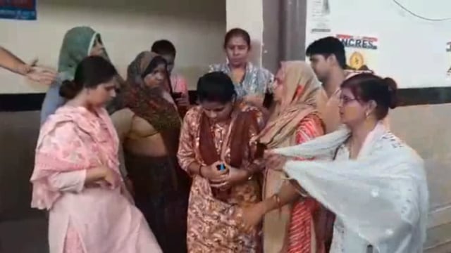 मथुरा रेलवे स्टेशन ट्रैकमैन मेंटेनेंस पर काम कर रही महिलाओं ने सेक्शन इंजीनियर पर लगाया प्रताड़ना का आरोप