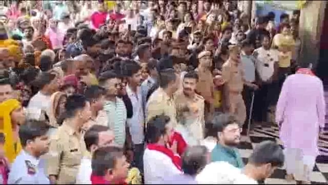  बरसाना पहुंचे कथा प्रवक्ता प्रदीप मिश्रा: राधारानी ,संत समाज व बृजवासियों से मांगी माफी