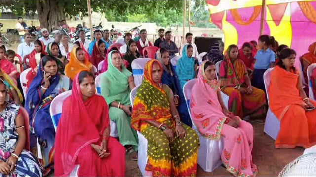 जिला पदाधिकारी के निर्देश पर दो गांव के 94 कृषकों को आत्मनिर्भर बनाने के लिए दिए जा रहे हैं प्रशिक्षण