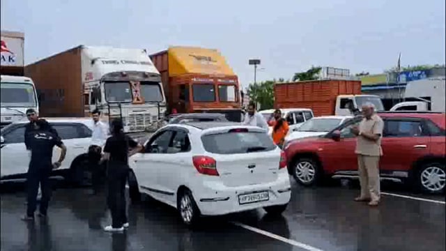 दिल्ली आगरा हाईवे पर बाद गांव के समीप सुबह से शाम तक लगा रहा भीषण लम्बा जाम, दिन भर रैंगते रहे वाहन नहीं खुल सका जाम।