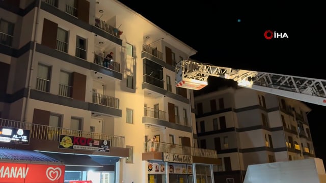 Düzce'de bir binada yangın çıktı, 7 kişi merdivenle tahliye edildi