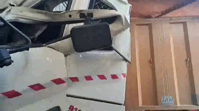 मौर्य नगर चौराहे पर अनियंत्रित ट्रेलर विजली के खम्भे को तोड़ते हुए घर में घुस गया। दुर्घटना में चालक समेत दो घायल हो गए।