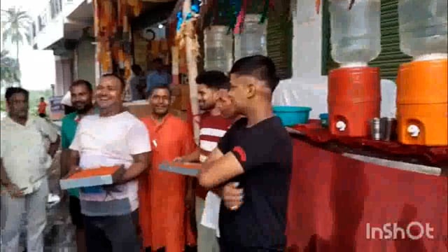 टी 20 वर्ल्ड कप भारत के जीत के खुशी में टावर चौक बेलहर में शुद्ध ठंडा जल सेवा में लड्डू का किया वितरण