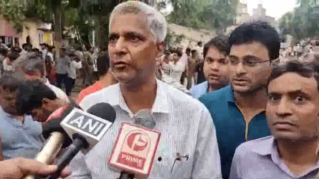 पानी की टंकी मकानो पर धराशाई होने पर राहत कार्य जारी जिलाधिकारी ने दी जानकारी