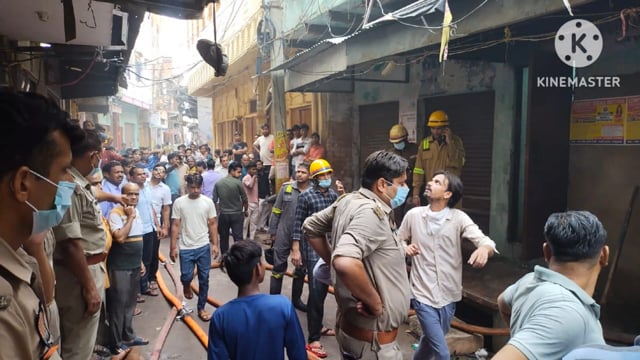 आगरा की कपड़ा शोरूम में लगी भीषण आग आग लगने से अफरा तफरीमची