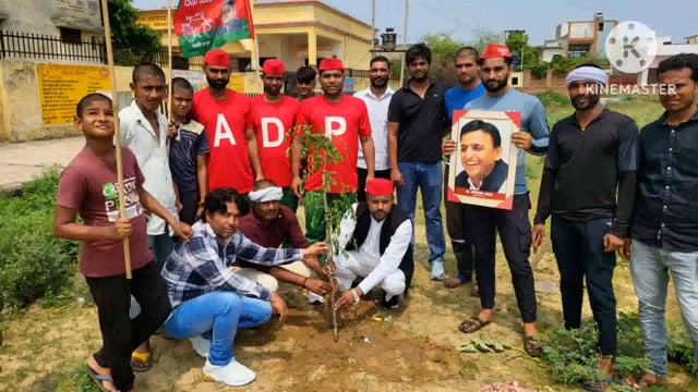 ब्लॉक बरौली अहीर के गांव सेमरी में वृक्षारोपण किया गया अखिलेश यादव जी के जन्मदिन पर