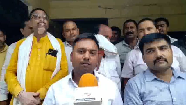 सिंगहा चंदा के प्रधानप्रतिनिधि पर दर्ज मुकदमें को लेकर ब्लॉक प्रमुख प्रधानसंघ ने जताया विरोध,बीडियो को सौंपा ज्ञापन